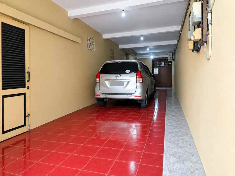 dijual kost radio dalam