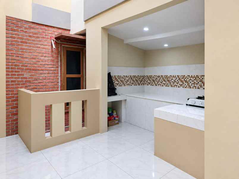 dijual kost radio dalam