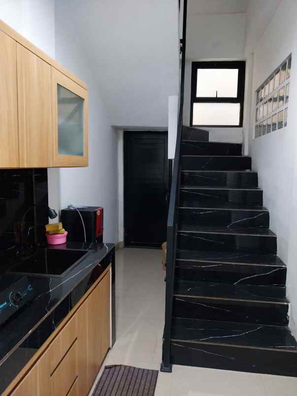 dijual kost vokasi depok