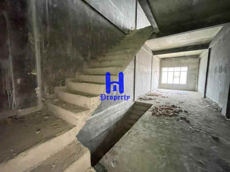 dijual ruko kondisi kosong di jalan menteng raya medan