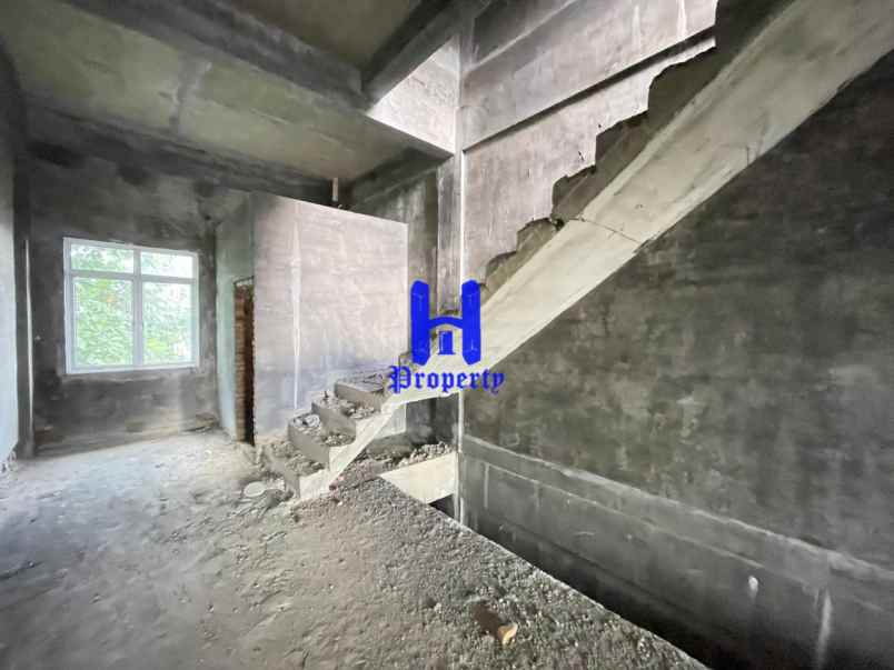 dijual ruko kondisi kosong di jalan menteng raya medan