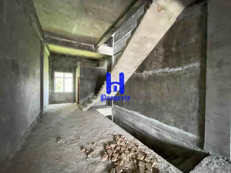 dijual ruko kondisi kosong di jalan menteng raya medan