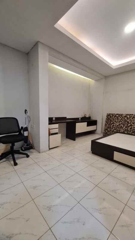 dijual rumah 2 lantai kayuringin