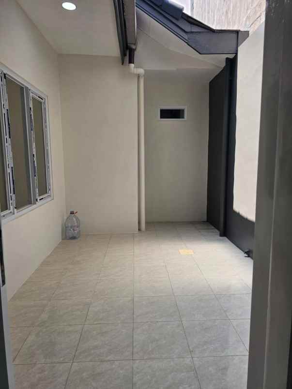 dijual rumah araya