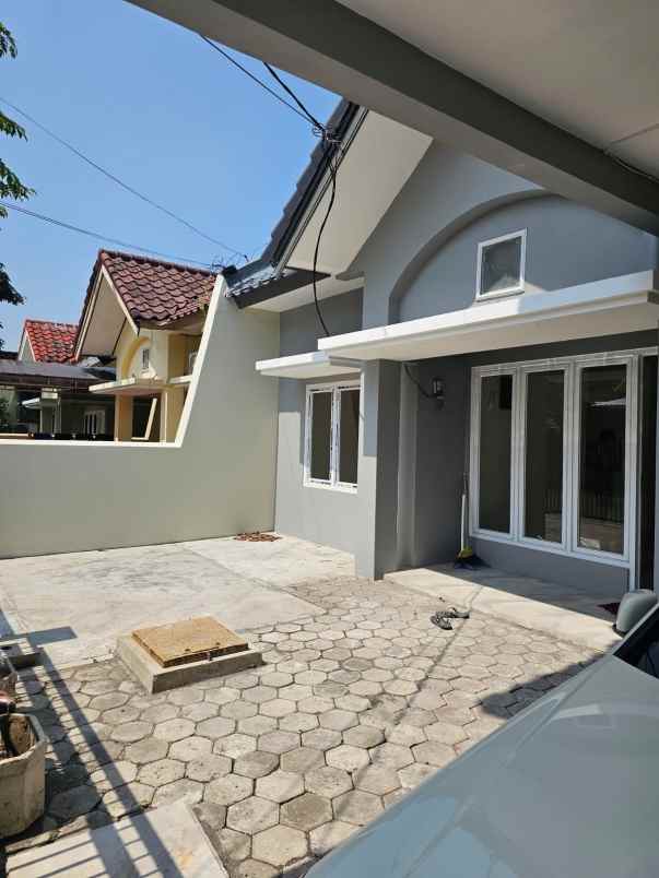 dijual rumah araya