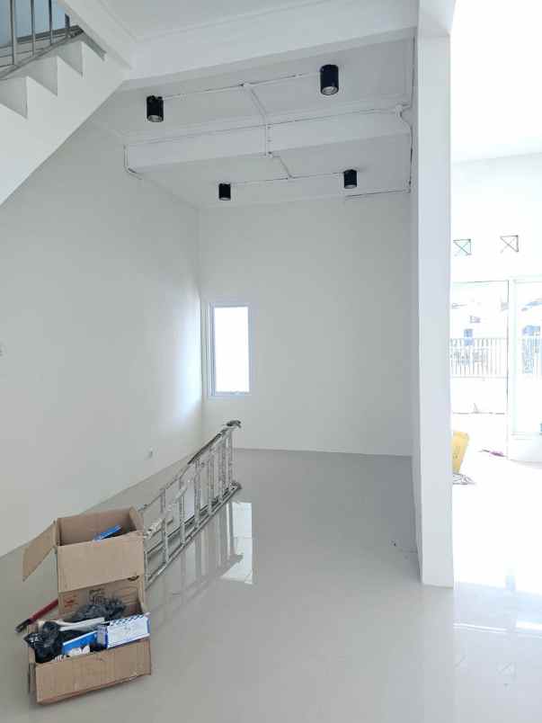 dijual rumah araya