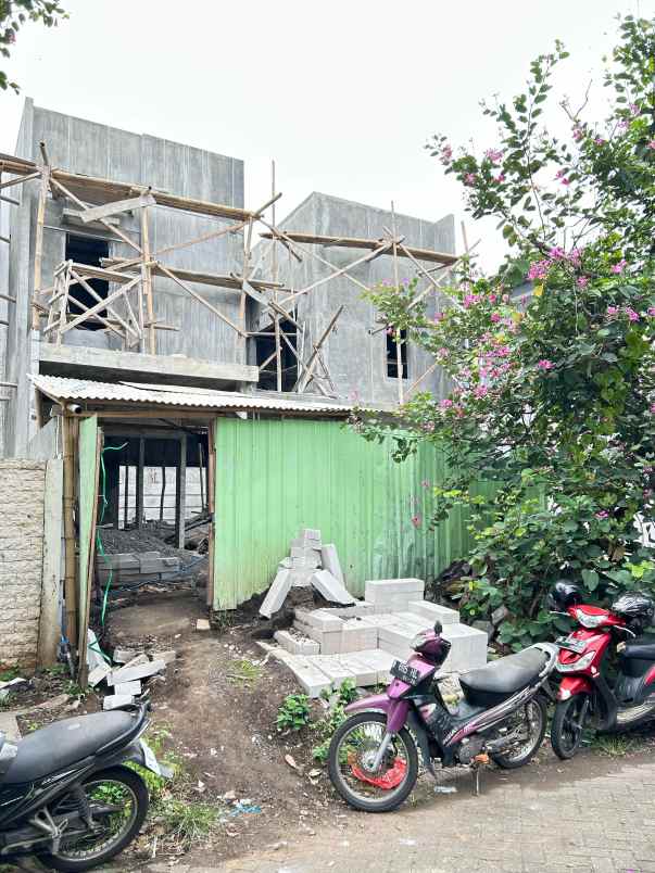 dijual rumah baru araya malang kolam renang pribadi