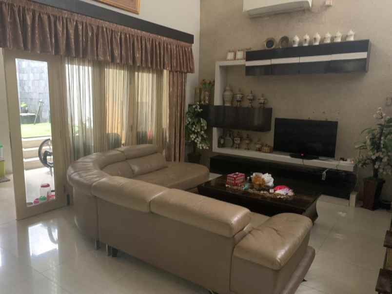 dijual rumah cantik nyaman di bintaro sektor 3