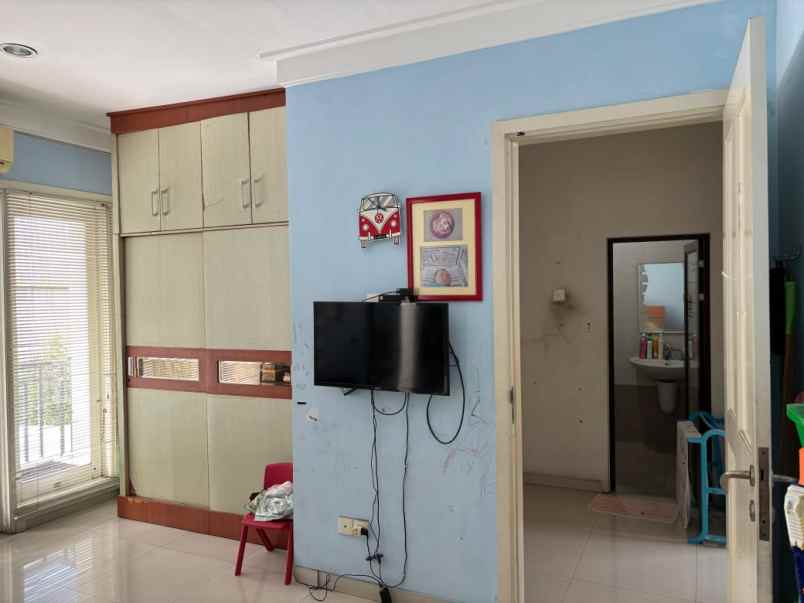 dijual rumah central park a yani