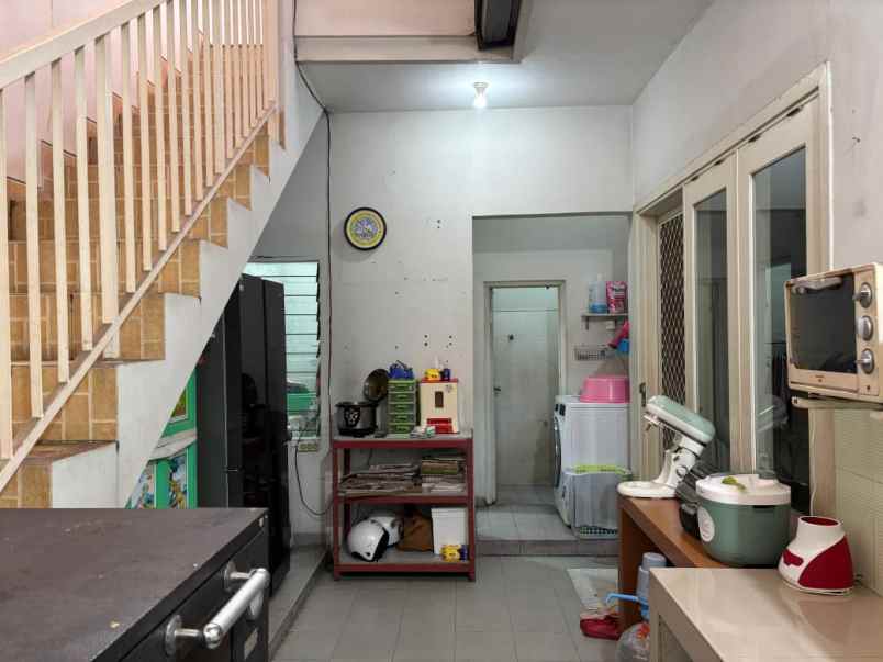 dijual rumah central park a yani