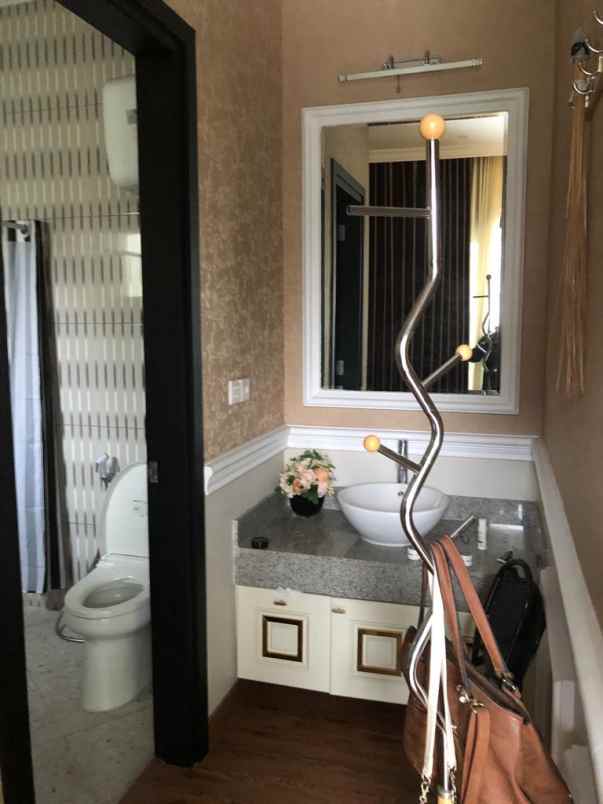 dijual rumah central park a yani