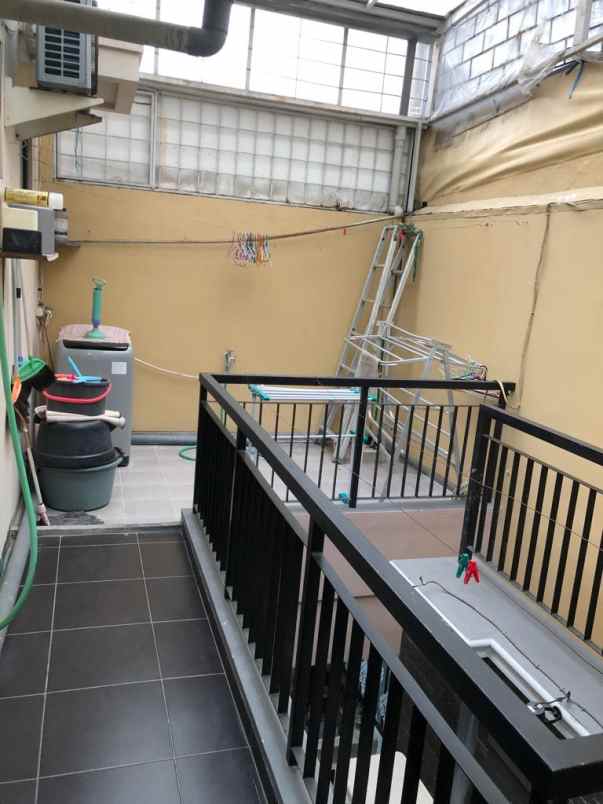 dijual rumah central park a yani