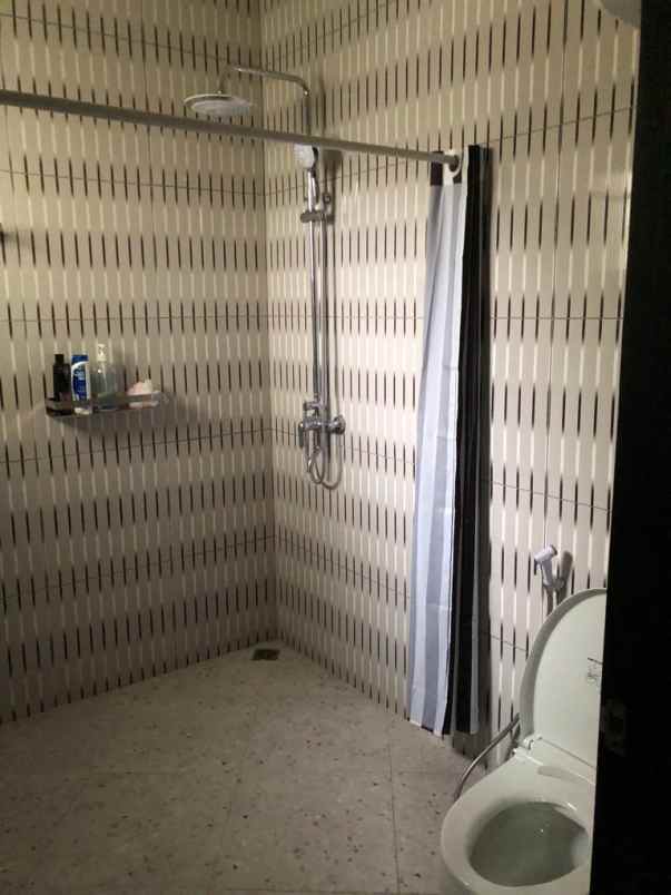 dijual rumah central park a yani