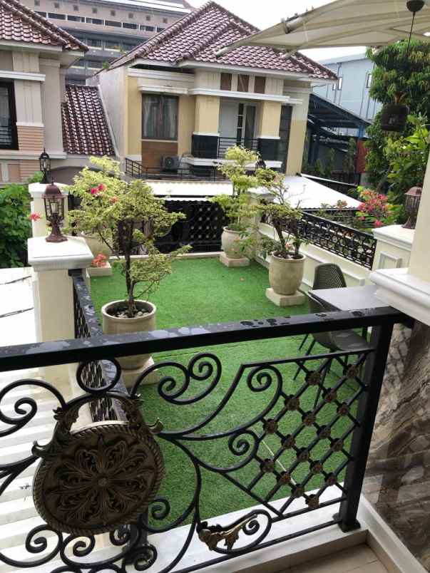 dijual rumah central park a yani