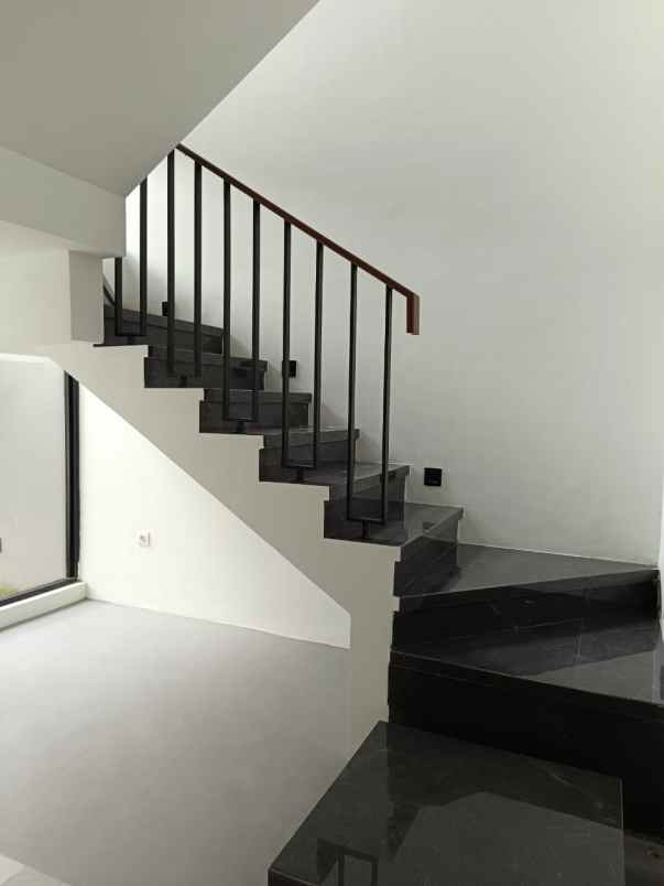 dijual rumah citraland district 9