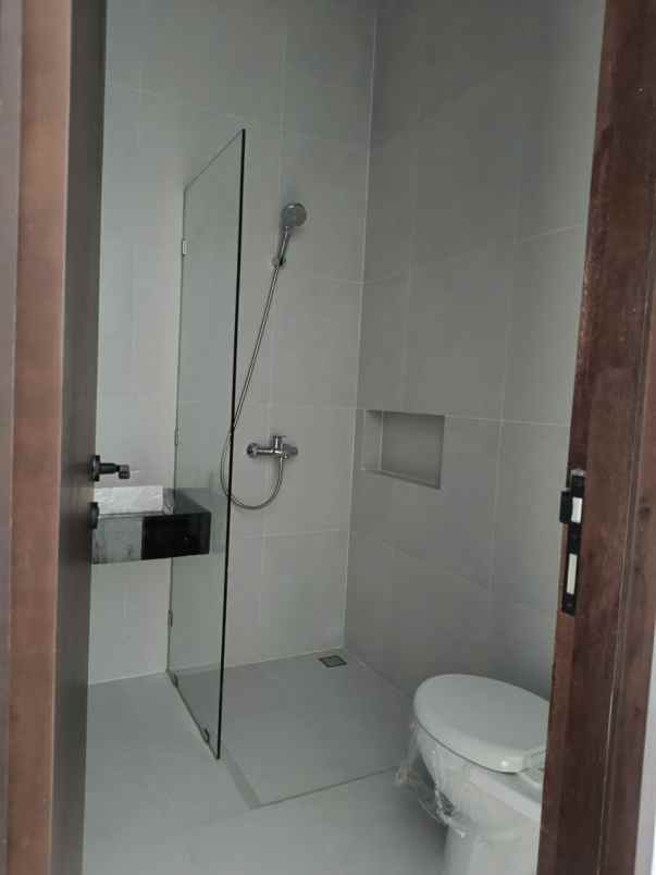 dijual rumah citraland district 9