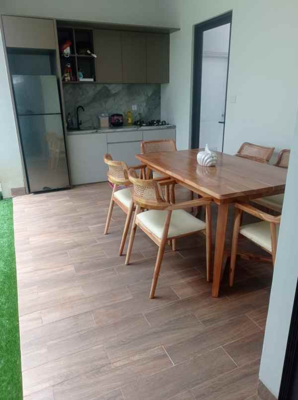 dijual rumah cluster flora summarecon