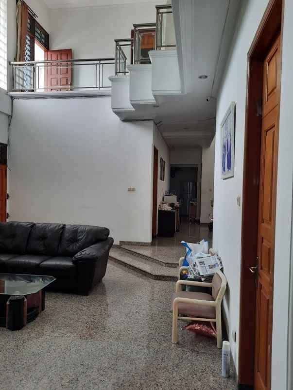 dijual rumah dharmahusada indah utara