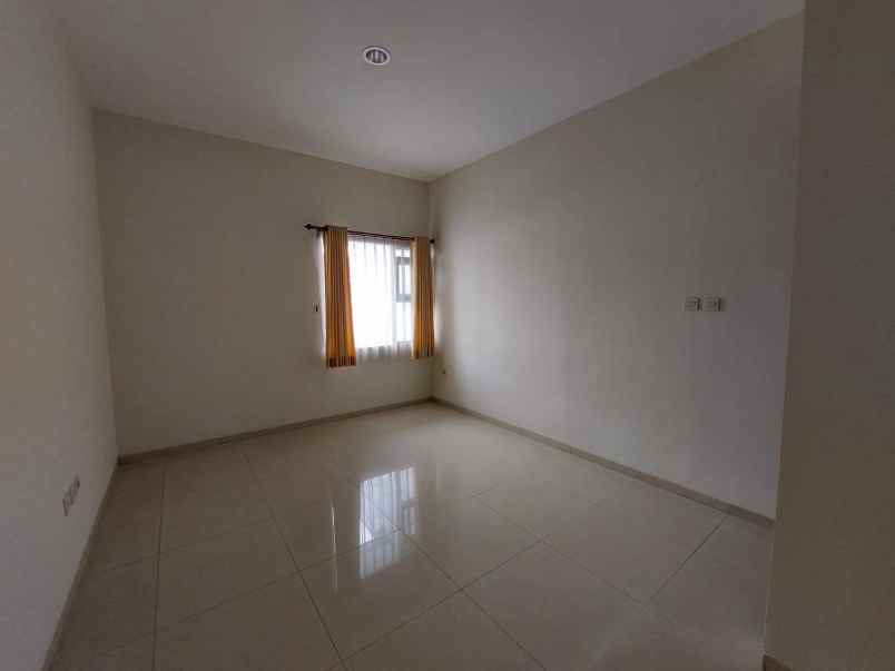 dijual rumah di cipedes bandung