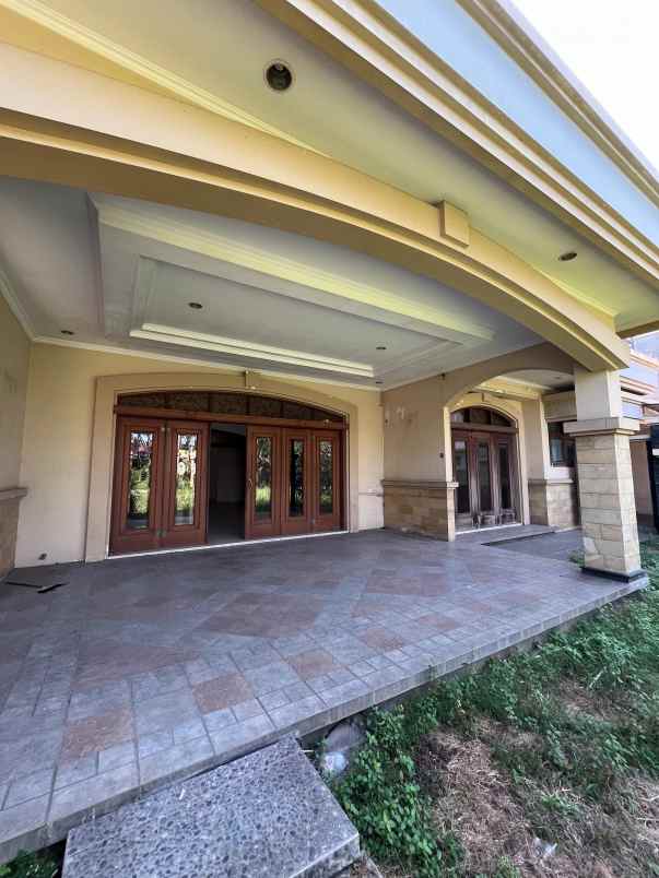 dijual rumah di jalan adisucipto solo