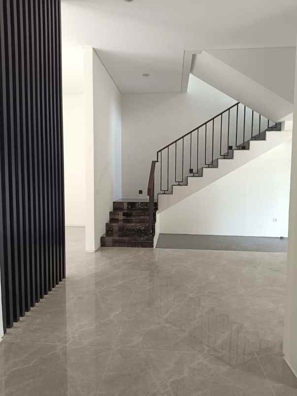 dijual rumah jalan citraland district 9