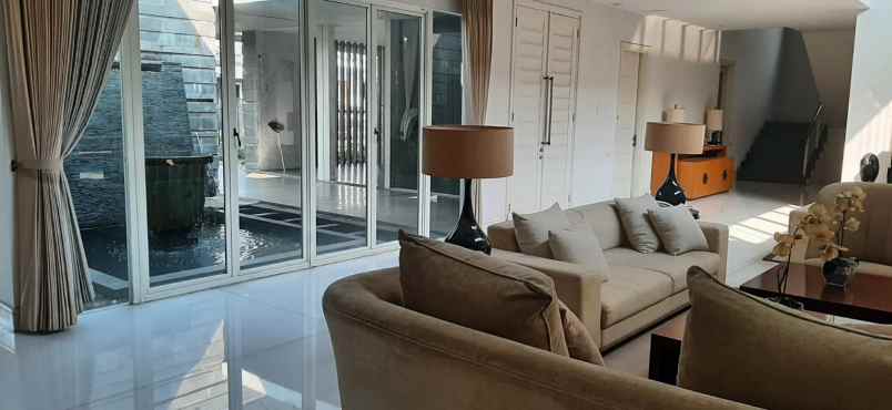 dijual rumah jalan darmo hill