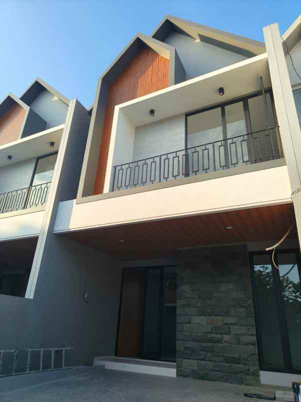 dijual rumah jalan manyar tirtoyoso utara