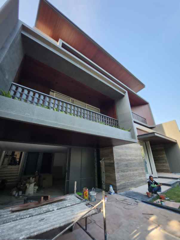 dijual rumah jalan pakuwon indah