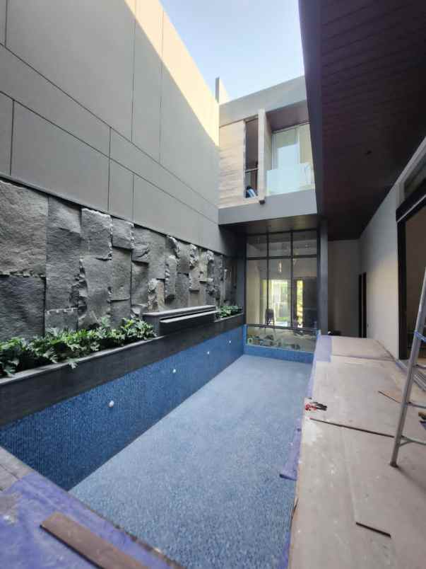 dijual rumah jalan pakuwon indah