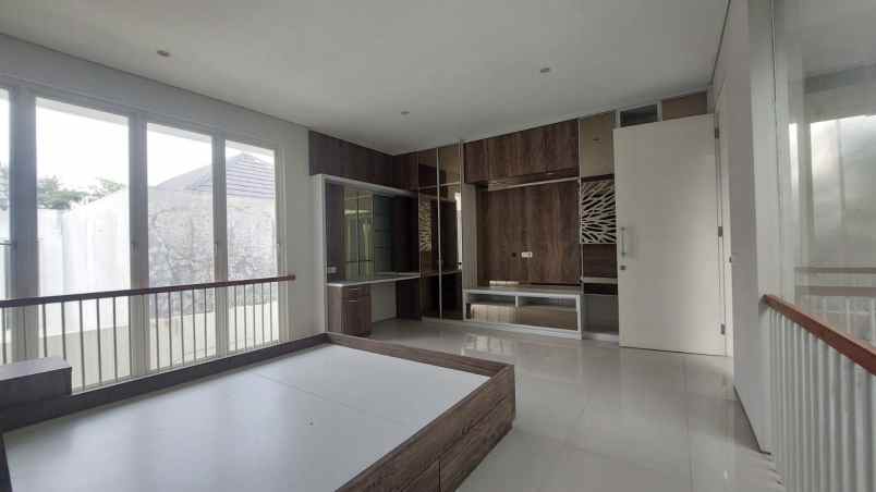 dijual rumah jalan raya eastwood