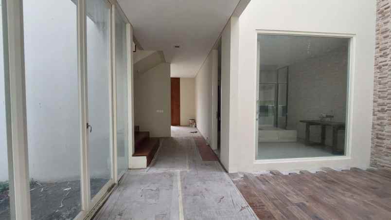 dijual rumah jalan raya eastwood