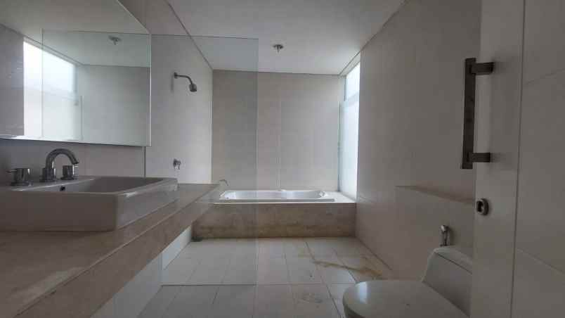 dijual rumah jalan raya eastwood