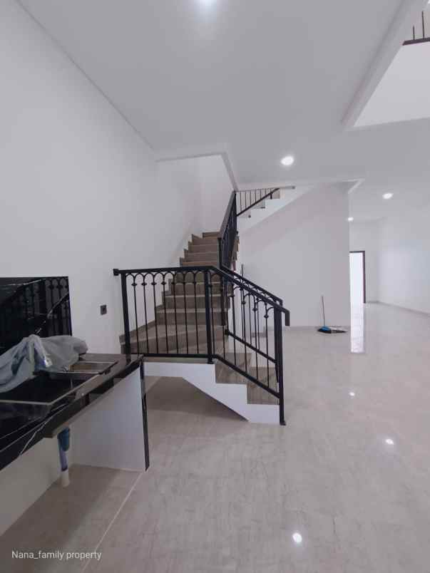 dijual rumah jalan raya joglo jakarta barat