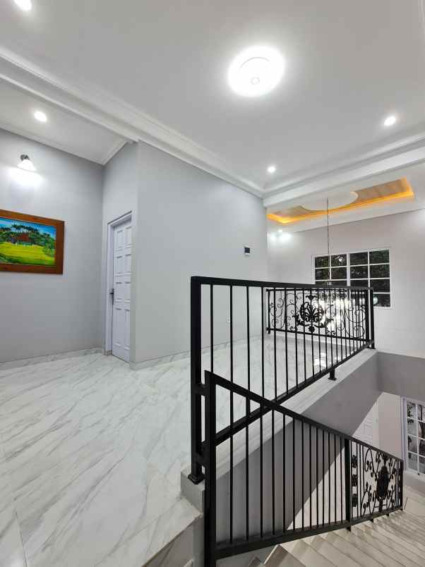 dijual rumah jalan raya megapolitan