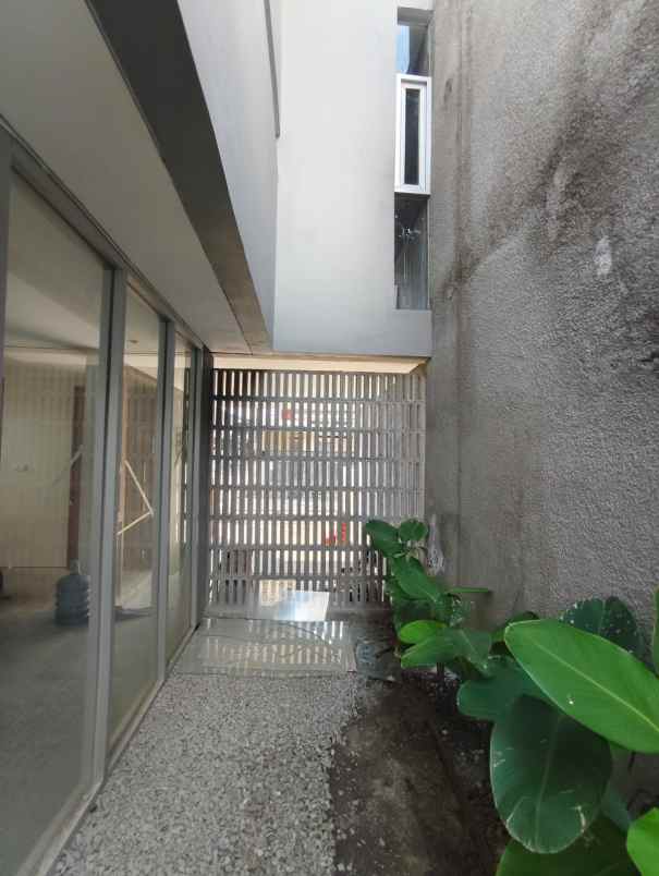 dijual rumah jl cisaranten