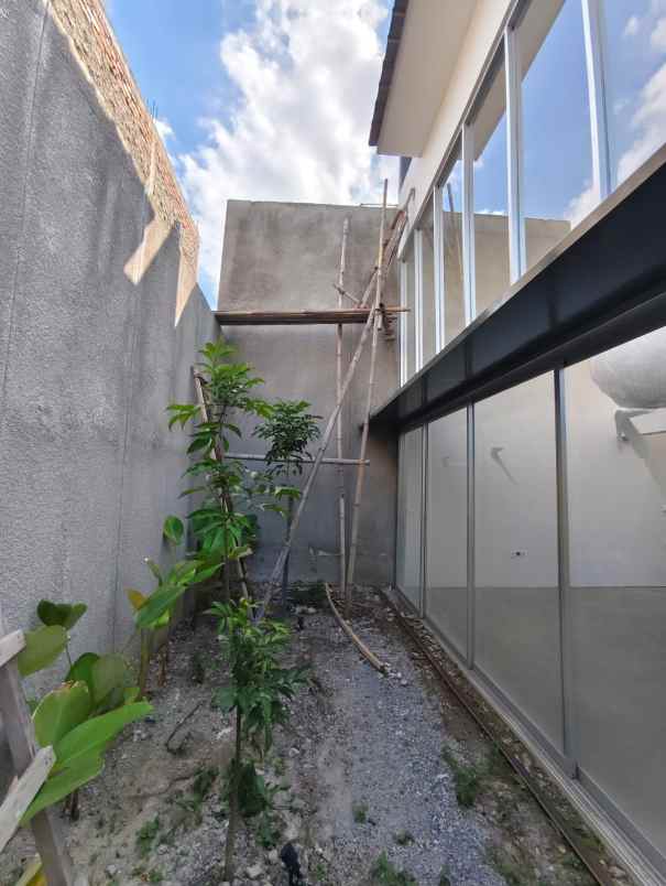 dijual rumah jl cisaranten