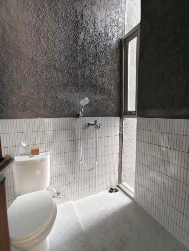 dijual rumah jl cisaranten