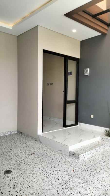 dijual rumah jl cisaranten kulon