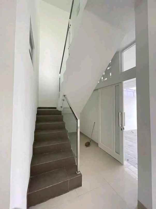 dijual rumah jl damai