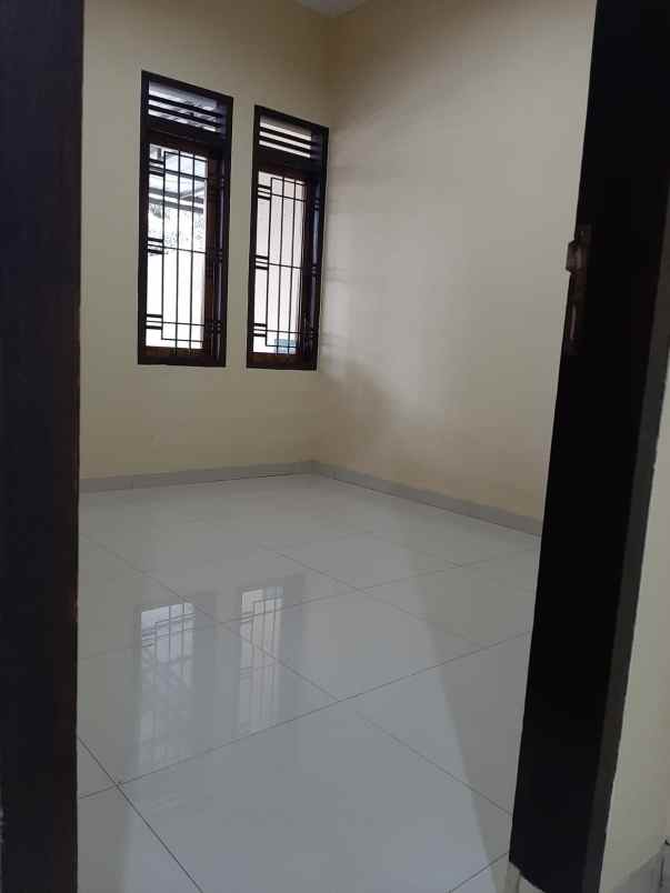 dijual rumah jl graha asri cipamokolan
