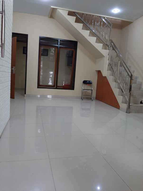 dijual rumah jl graha asri cipamokolan