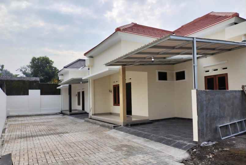 dijual rumah jl kaliurang km 10