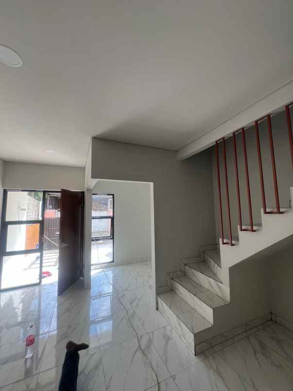 dijual rumah jl kodau jati kramat