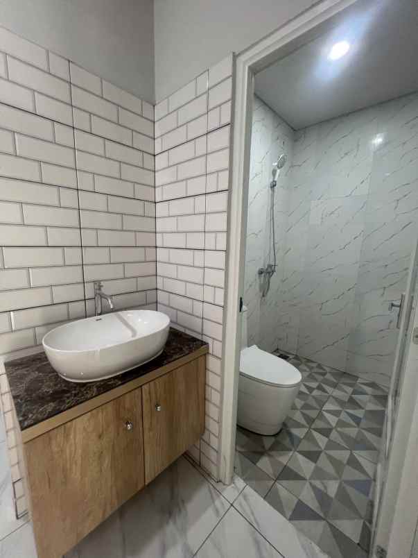 dijual rumah jl kodau jati kramat