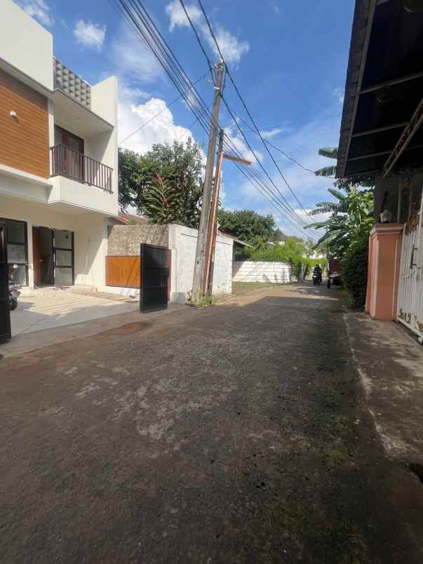 dijual rumah jl kodau jati kramat
