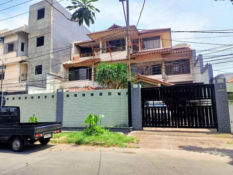Dijual Cepat Rumah 3 Lantai Di Lokasi Strategis Tengah Kota Surabaya