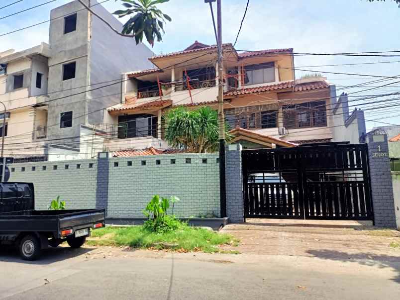 dijual rumah jl seraayu nomor 1 surabaya