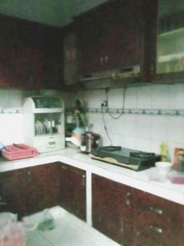 dijual rumah kayu putih