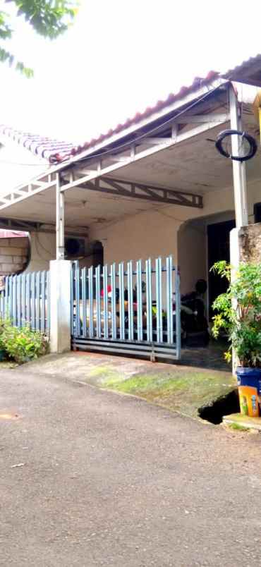 dijual rumah kayu putih