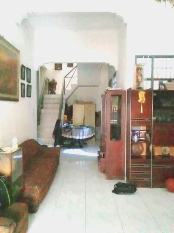 dijual rumah kayu putih